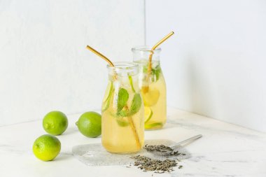 Beyaz arka planda lezzetli soğuk buzlu çay şişeleri