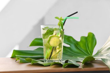 Odadaki masada bir bardak lezzetli buzlu çay.