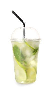 Beyaz arka planda bir fincan lezzetli soğuk çay.