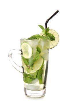 Beyaz arka planda bir fincan lezzetli soğuk çay.