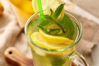 Bir fincan lezzetli soğuk buzlu çay, yakın plan.