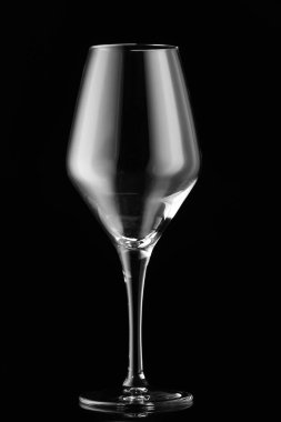 Koyu arkaplanda boş bardak