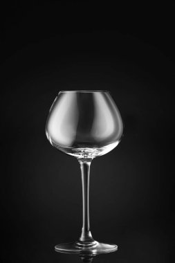 Koyu arkaplanda boş bardak