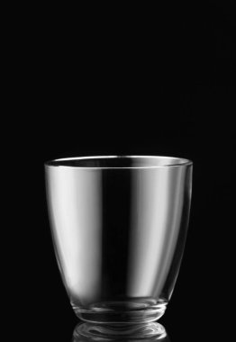 Koyu arkaplanda boş bardak