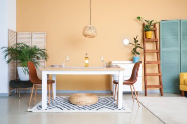 Modern yemek odasının içi.