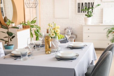 Modern yemek odasının içi.