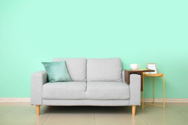 Odanın iç tarafındaki koltukta en iyi bilek masası.