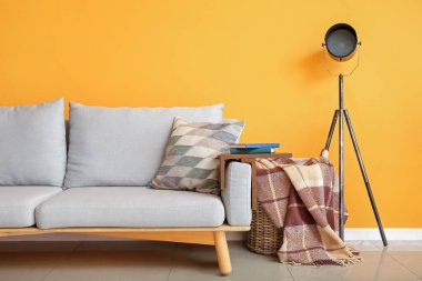 Odanın iç tarafındaki koltukta en iyi bilek masası.