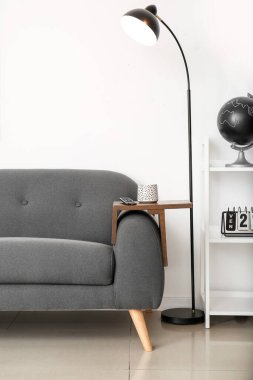 Odanın iç tarafındaki koltukta en iyi bilek masası.