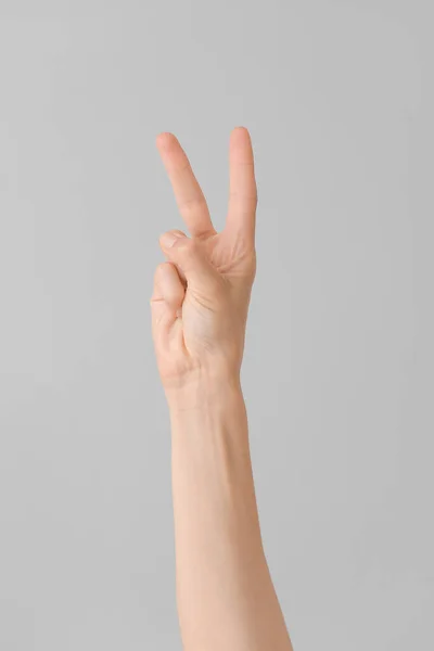 Gri Arka Planda Harfi Görünüyor Şaret Dili Alfabesi — Stok fotoğraf