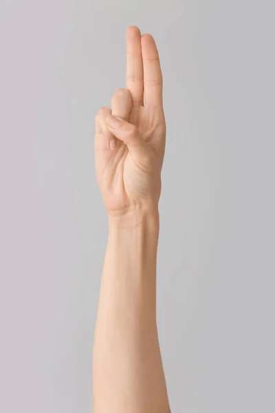 Рука Показує Літеру Сірому Фоні Алфавіт Мови Жестів — стокове фото