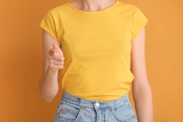 色の背景に手話を使う若い聴覚障害者の女性 — ストック写真