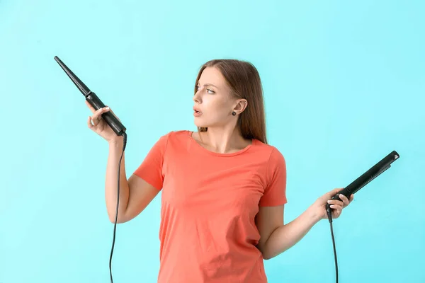 Gestresste Frau Mit Friseurausrüstung Auf Farbigem Hintergrund — Stockfoto