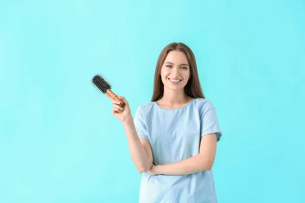 Mujer Joven Con Cepillo Pelo Sobre Fondo Color — Foto de Stock