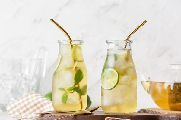 Flaschen Mit Leckerem Kalten Eistee Auf Dem Tisch — Stockfoto