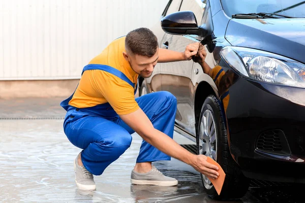 Male Worker Washing Car Outdoors — Stock Photo, Image