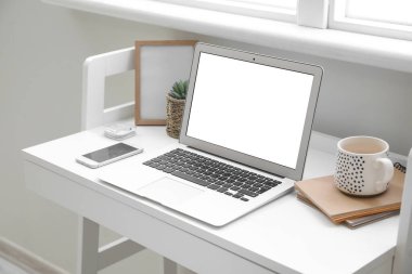 Modern dizüstü bilgisayar masada.