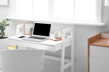 Modern işyerine sahip bir oda.