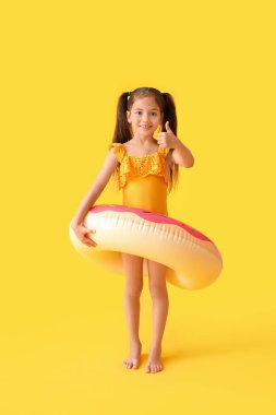 Renkli yüzme yüzüklü küçük kız