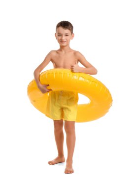 Beyaz arka planda yüzen küçük bir çocuk.