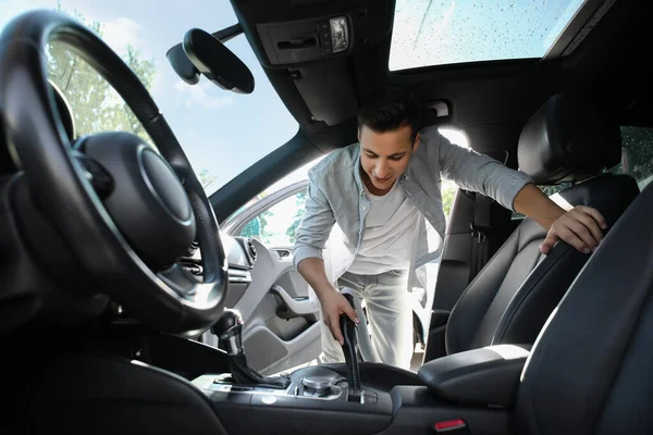 Mann Reinigt Sein Auto Inneren — Stockfoto