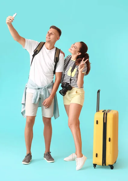 Pareja Turistas Tomando Selfie Sobre Fondo Color — Foto de Stock