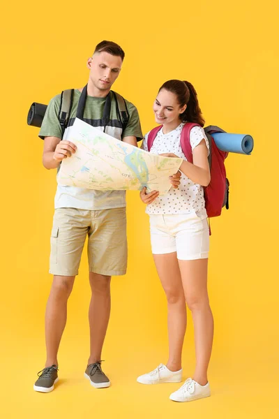 Pareja Turistas Con Mapa Sobre Fondo Color — Foto de Stock