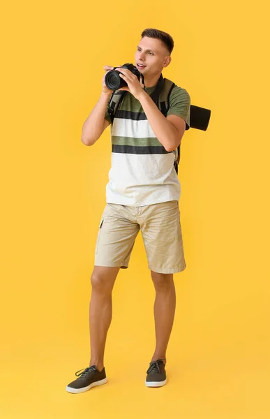 Άνδρας Τουρίστας Κάμερα Στο Φόντο Χρώμα — Φωτογραφία Αρχείου