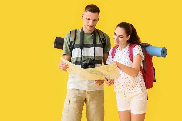 Pareja Turistas Con Mapa Sobre Fondo Color — Foto de Stock