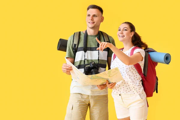 Couple Tourists Map Color Background — Stock Photo, Image