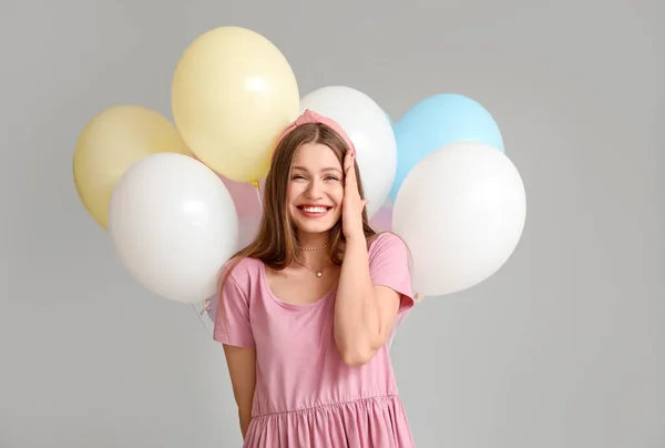 Jeune Femme Avec Des Ballons Sur Fond Gris — Photo