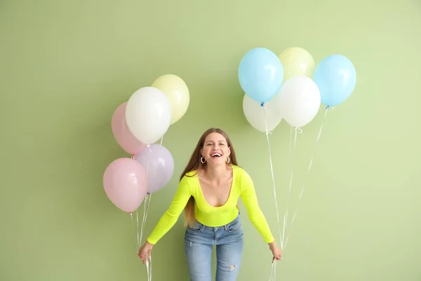 Mujer Joven Con Globos Sobre Fondo Color — Foto de Stock