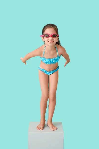 Little Girl Start Position Swimming Block Color Background — Stock Photo, Image