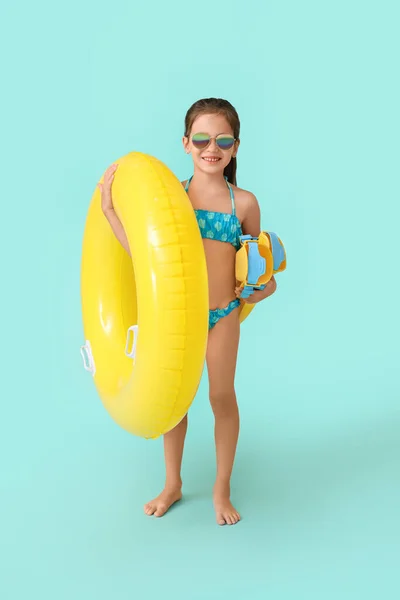 Kleines Mädchen Mit Schwimmring Und Paddeln Auf Farbigem Hintergrund — Stockfoto