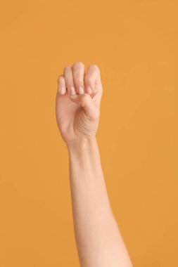 Renk arkaplanında E harfini gösteriyor. İşaret dili alfabesi