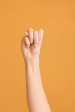 Renk arkaplanında M harfi görünüyor. İşaret dili alfabesi