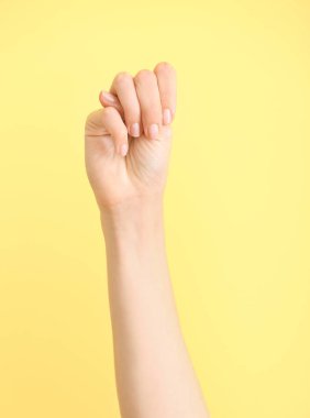 Renk arkaplanında M harfi görünüyor. İşaret dili alfabesi