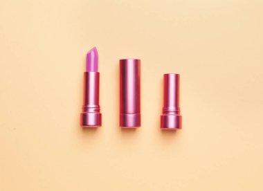 Renk arkaplanında farklı ruj izleri