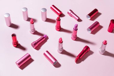 Renk arkaplanında farklı ruj izleri