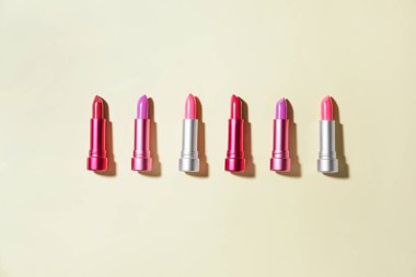 Renk arkaplanında farklı ruj izleri