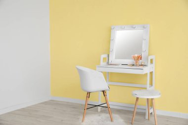 Modern soyunma odasının şık iç mekanı.