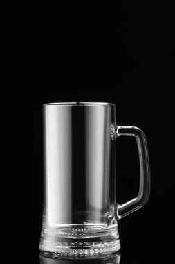 Koyu arkaplanda boş cam bardak