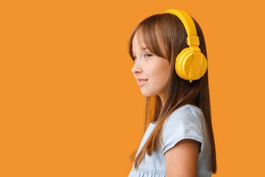 Renkli arka planda müzik dinleyen küçük kız