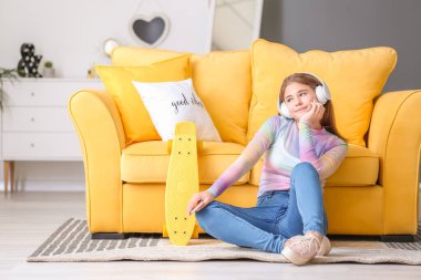 Evde müzik dinleyen genç bir kız.