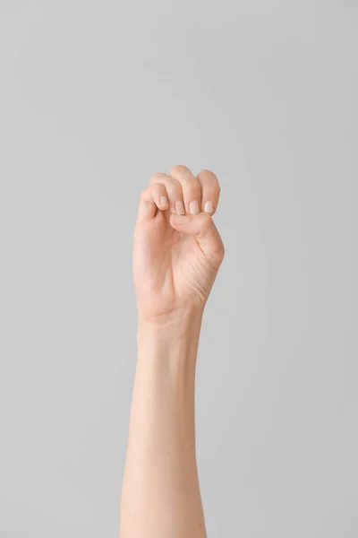 Mão Mostrando Letra Fundo Cinza Alfabeto Língua Sinais — Fotografia de Stock