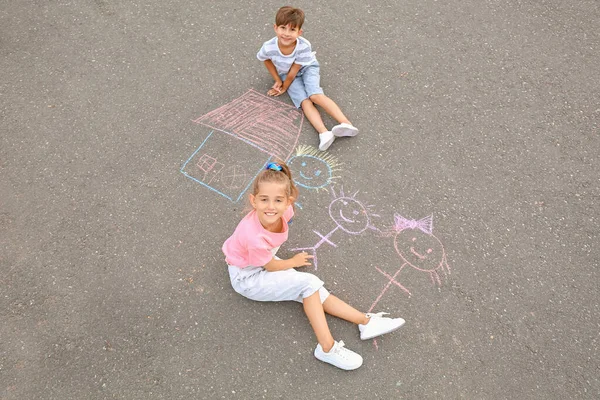 Kleine Kinder Malen Mit Kreide Auf Asphalt — Stockfoto