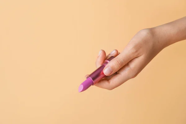 Mano Con Lápiz Labial Sobre Fondo Color — Foto de Stock