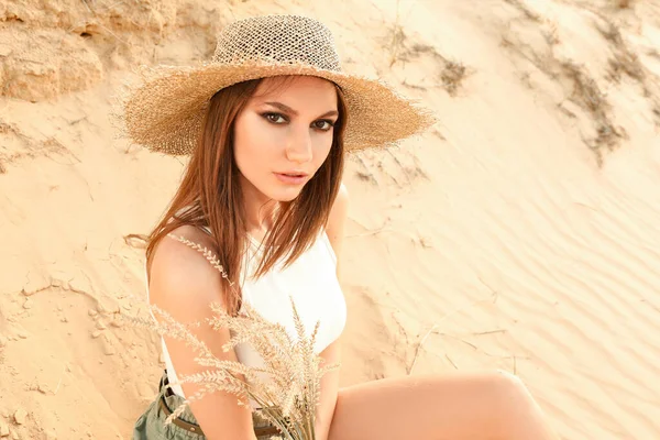 Красива Модна Молода Жінка Пустелі — стокове фото