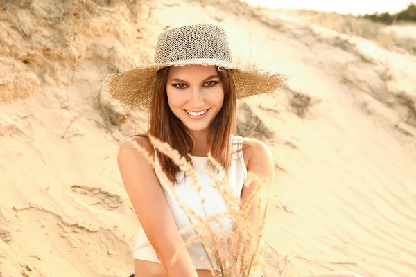 Красива Модна Молода Жінка Пустелі — стокове фото