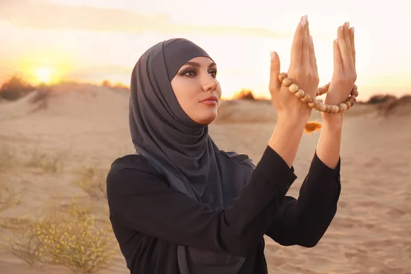 Schöne Muslimin Betet Der Wüste — Stockfoto